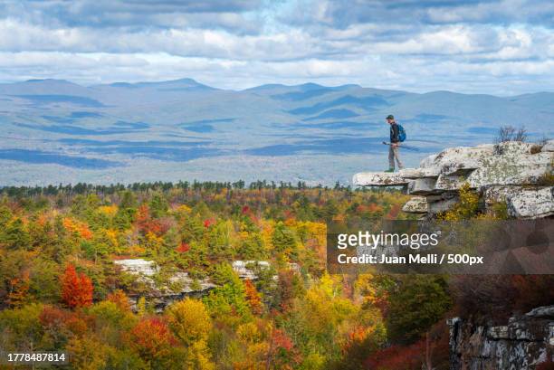 man standing on mountain against sky during autumn,rochester,new york,united states,usa - rochester estado de nova york - fotografias e filmes do acervo