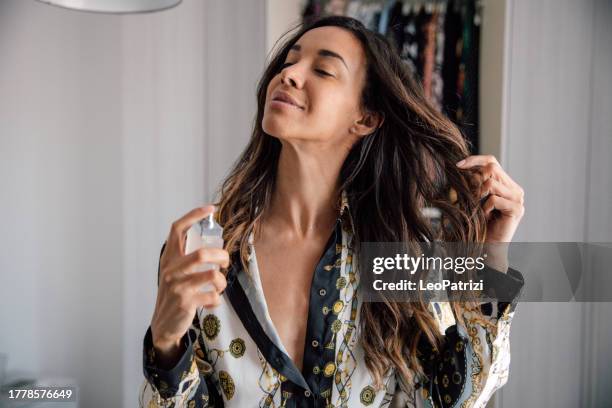 donna che si prepara prima di andare al lavoro - profumato foto e immagini stock