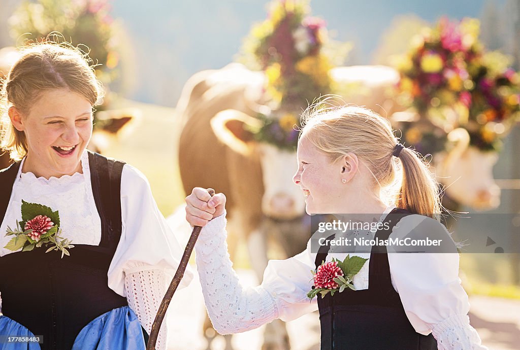 Swiss agricoltore due ragazze divertirsi durante Aelplerfest parade