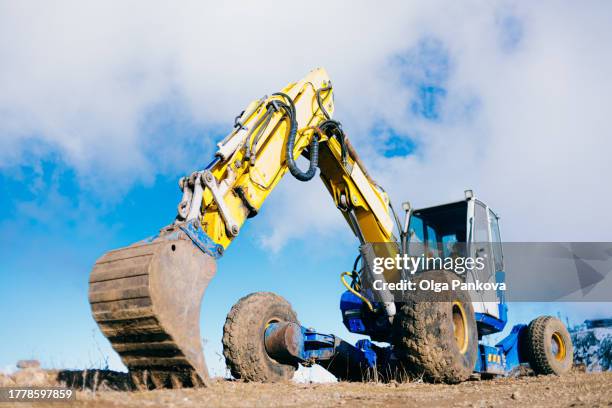 excavator, construction machinery - mud truck stock pictures, royalty-free photos & images