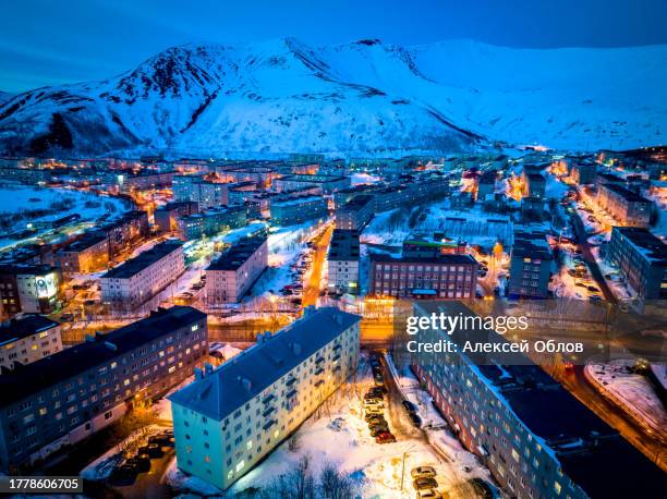 night citycape of kirovsk. houses in evening illumination. polar city in winter. (kirovsk, russia, murmansk oblast, kola peninsula, known as khibinogorsk, cold winter weather) - murmansk stockfoto's en -beelden