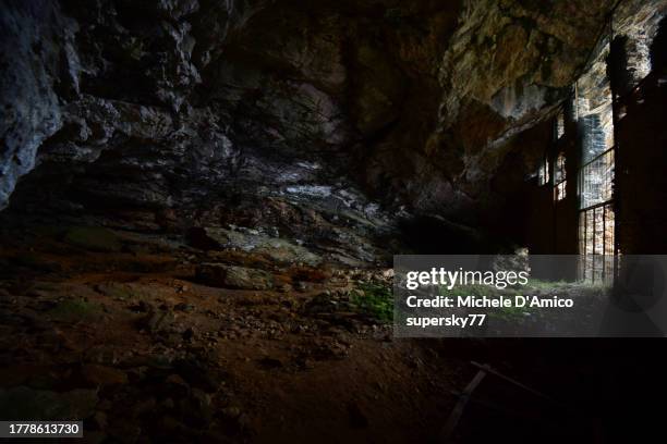 medieval fortified cave, interior - archéologie photos et images de collection