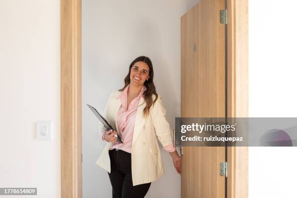 agente inmobiliario abriendo la puerta de una vivienda - abrir con llave fotografías e imágenes de stock