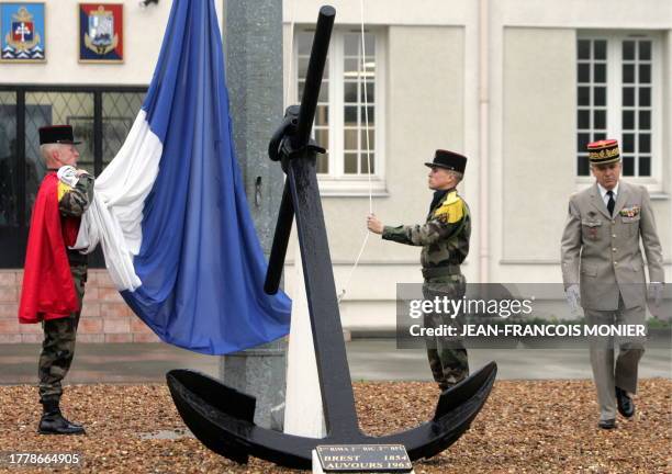 Le général Dominique Delort, commandant de la Région Terre Nord-Ouest passe devant l'ancre symbole du 2e Rima et du drapeau français en berne, le 08...