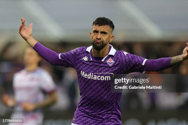 Nicolás Iván González of ACF Fiorentina celebrates after scoring a goal during the Serie A TIM match between ACF Fiorentina and Bologna FC at Stadio...