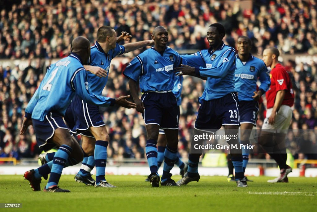 Shaun Goater of Manchester City celebrates scoring the equalising goal with his team-mates