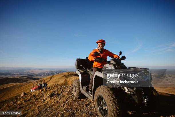 paseo en vehículo todo terreno por la montaña - moto sierra fotografías e imágenes de stock