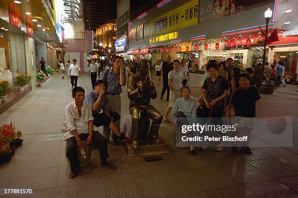 Einheimische Musikanten auf der Shoppingmeile der Stadt Wuhan, Provinz Hubei, China, Asien, Rundreise, Reise, Nachtaufnahme, Nacht, Nachtleben,...