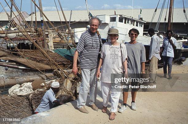 Ernst Stankovski, Ehefrau Anna-Luise, Karin Anselm , neben den Dreharbeiten zur ZDF-Reihe "Traumschiff", Folge 22, "Indien/Malediven", Hafen,...