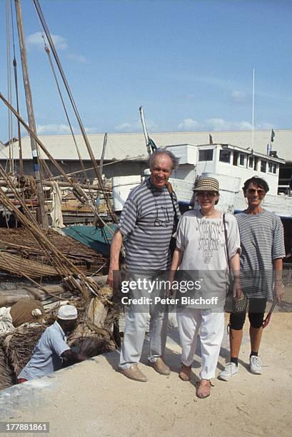 Ernst Stankovski, Ehefrau Anna-Luise, Karin Anselm , neben den Dreharbeiten zur ZDF-Reihe "Traumschiff", Folge 22, "Indien/Malediven", Hafen,...