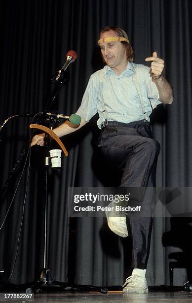 Otto Waalkes, "Otto-Show", Auftritt, Deutschland, Europa, Bühne, Mikrofon, Stirnband, Kleiderbügel, Plastikbecher, Comedian, Sänger, SI/PH, P.-nr.:...