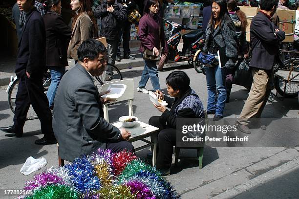 Einheimische, Chinese, Chinesin, Einkaufsstraße, Fußgängerzone, Shanghai, China, Asien, Einkauf-Straße, Essen, Reise,