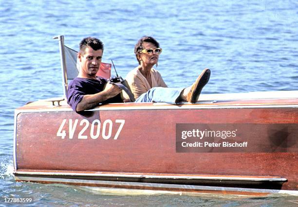 Claudia Cardinale, Oliver Tobias, ZDF-Serie "Flash - Der Fotoreporter", Italien, Europa, Boot, Wasser, Sonnenbrille, Flagge, Diva, Film-Star,...