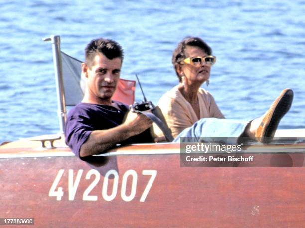 Claudia Cardinale, Oliver Tobias, ZDF-Serie "Flash - Der Fotoreporter", Italien, Europa, Boot, Wasser, Sonnenbrille, Flagge, Diva, Film-Star,...