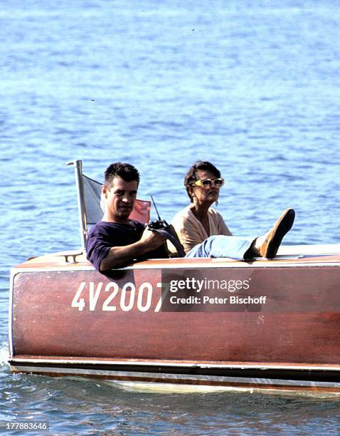 Claudia Cardinale, Oliver Tobias, ZDF-Serie "Flash - Der Fotoreporter", Italien, Europa, Boot, Wasser, Sonnenbrille, Flagge, Diva, Film-Star,...