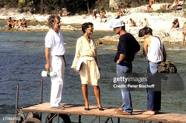 Claudia Cardinale , Gero Erhardt, Oliver Tobias, Roswitha Schreiner, ZDF-Serie "Flash - Der Fotoreporter", Italien, Europa, Strand, Meer, Mütze,...