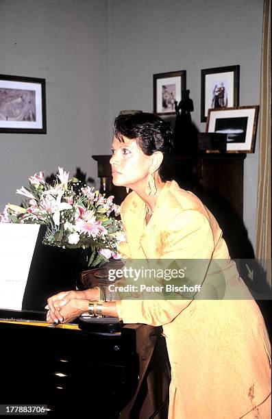 Claudia Cardinale, ZDF-Serie "Flash - Der Fotoreporter", Italien, Europa, Flügel, Blumen, Bilder, Ohrringe, Diva, Film-Star, Schauspieler,...