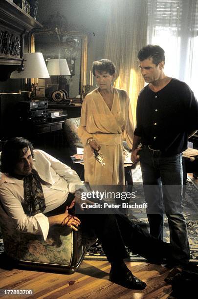 Claudia Cardinale , Emilio La Vella , Oliver Tobias, ZDF-Serie "Flash - Der Fotoreporter", Italien, Europa, Pistole, Ohrring, Blut, Diva, Film-Star,...