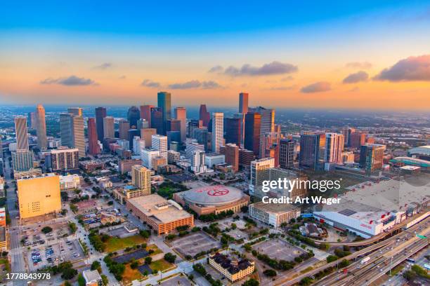 amanecer sobre el centro de houston - centro toyota houston fotografías e imágenes de stock