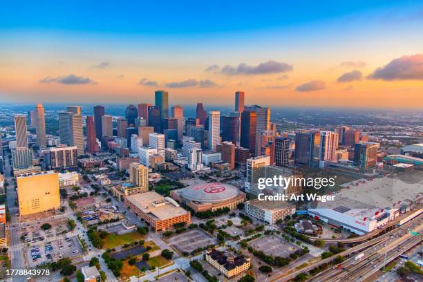 daybreak over downtown houston - toyota center houston texas stockfoto's en -beelden