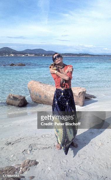 Daliah Lavi, Personality-TV-Show, Insel Sardinien, Italien, Europa, Strand, Mittelmeer, barfuß, Sonnenbrille, Sängerin, Ex-Schauspielerin, Ex-Model,...