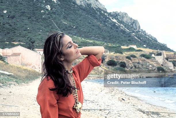 Daliah Lavi, Personality-TV-Show, Insel Sardinien, Italien, Europa, Strand, Mittelmeer, Strand, Augen zu, geschlossen, sonnen, relaxen, barfuß, Haare...