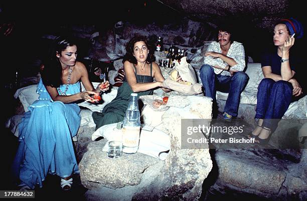 Daliah Lavi, Personality-TV-Show, Insel Sardinien, Italien, Europa, Felsen, Speisen, Glas, Flasche, essen, Sängerin, Ex-Schauspielerin, Ex-Model,...