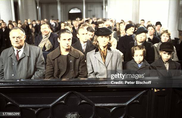 Jochen Schröder , Werner Kreindl , Marita Breuer , Statisten, ARD-TV-Spiel "Das Winterhaus", Kirche, Eystrup, Niedersachsen, Deutschland, Europa,...