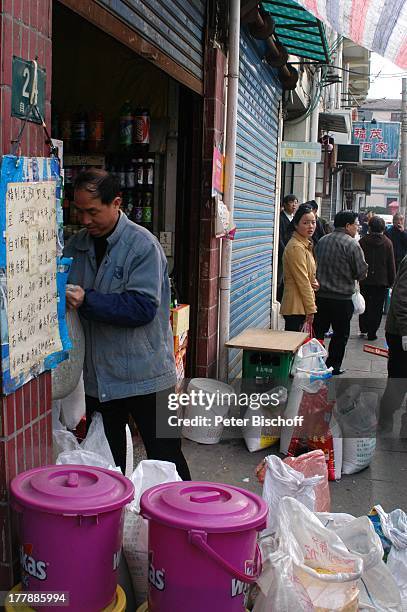 Einheimische, Chinese, Chinesin, Einkaufsstraße, Shanghai, China, Asien, Einkaufs-Straße, Fußgängerzone, Reise,