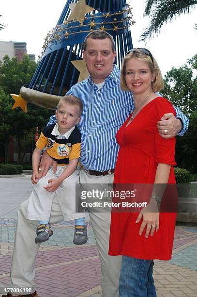 Julia Biedermann , Ehemann Matthias Steffens, Sohn Julius, Touristen, Ausflug ins "Disneyland Resort", Anaheim bei Los Angeles, Kalifornien,...
