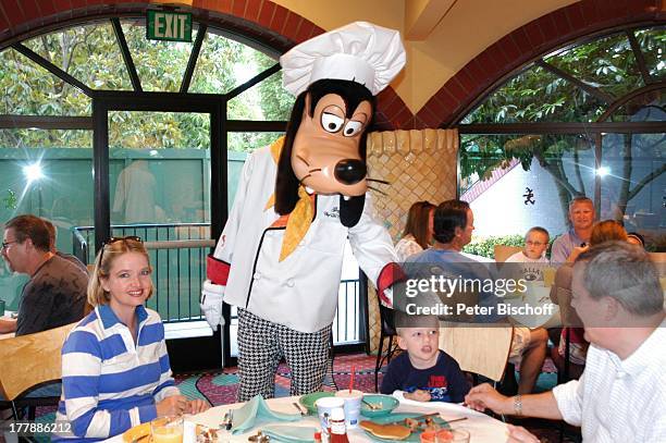 Julia Biedermann , Ehemann Matthias Steffens, Sohn Julius, Touristen, Disney-Mitarbeiter verkleidet als Disney-Figur "Goofy", Frühstück im "Character...