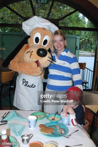 Julia Biedermann , Sohn Julius, Disney-Mitarbeiter verkleidet als Disney-Figur "Pluto", Frühstück im "Character Dining", Restaurant "GoofyÏs...