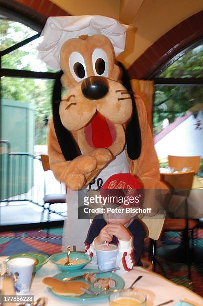 Julius (Sohn von J u l i a B i e d e r m a n n, Disney-Mitarbeiter verkleidet als Disney-Figur "Pluto", Frühstück im "Character Dining", Restaurant...
