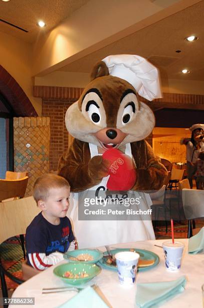 Julius (Sohn von J u l i a B i e d e r m a n n, Disney-Mitarbeiter verkleidet als Disney-Figur "Chip" , Frühstück im "Character Dining", Restaurant...