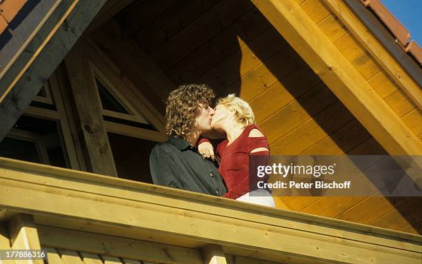Michelle , Ehemann Albert Oberloher, Homestory, Haag, Bayern, Deutschland, Europa, Haus, aussen, Balkon, Kuss, küssen, verliebt, Ehefrau,...