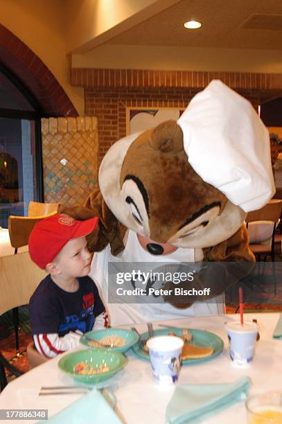 Julius (Sohn von J u l i a B i e d e r m a n n, Disney-Mitarbeiter verkleidet als Disney-Figur "Chip" , Frühstück im "Character Dining", Restaurant...