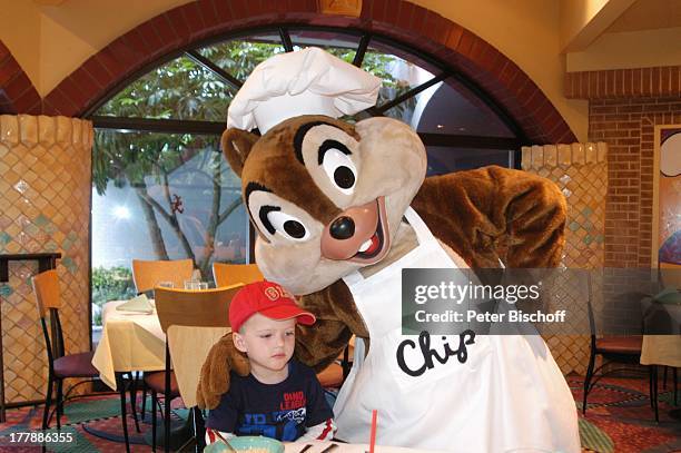 Julius (Sohn von J u l i a B i e d e r m a n n, Disney-Mitarbeiter verkleidet als Disney-Figur "Chip" , Frühstück im "Character Dining", Restaurant...