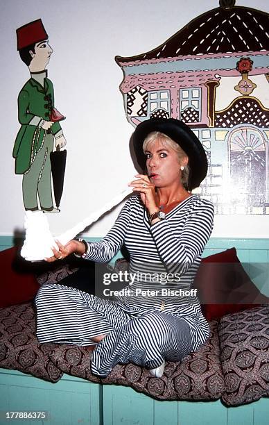 Mutter Christiane Krüger , "Aldiana Club", Kemer, Antalya, Türkei, Europa, Hut, Wasserpfeife rauchen, Schauspielerin, PH/PH, ;