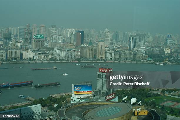 Blick auf Prachtstraße "Bund", Fluss Huangpu, Stadtteil Pudong, Shanghai, China, Asien, Skyline, Boot, Schiff, Reklame, Schild, Werbung, Reise,