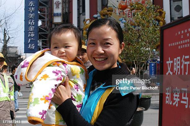 Einheimische Chinesin mit Baby, Prachtstraße "Bund", Shanghai, China, Asien, Chinesin, Reise,