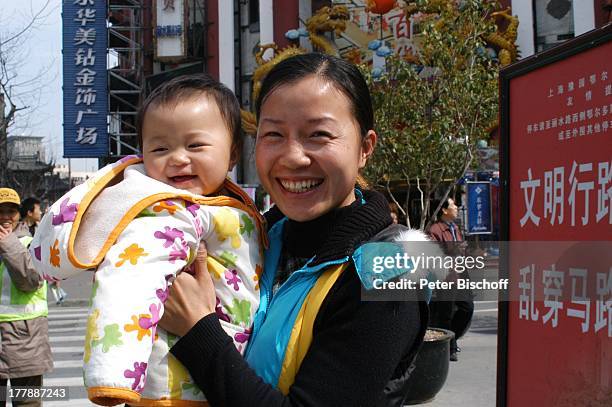 Einheimische Chinesin mit Baby, Prachtstraße "Bund", Shanghai, China, Asien, Chinesin, Reise,