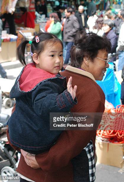 Einheimische Chinesin mit Kleinkind, Prachtstraße "Bund", Shanghai, China, Asien, kleines Mädchen, Reise,