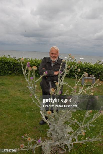 Gunther Emmerlich, im Hintergrund: Steinkunst von M A T T H I A S W E N D T, Ostseebad Ahrenshoop, Mecklenburg-Vorpommern, Deutschland, Europa,...