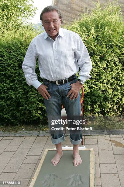 Karel Gott, Fußabdruck in Beton für "Walk of Fame" vor ORF-Musikshow "Starnacht am Wörthersee", Pörtschach am Wörthersee, Kärnten, ; sterreich,...