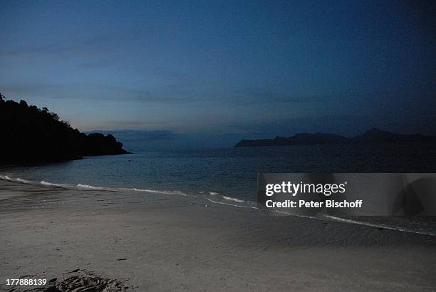 Strand am Abend während Dreharbeiten zum ARD-Film "Wiedersehen in Malaysia", "Ocean Turtle Resort" - richtiger Name: "Four Seasons"-Hotel, Insel...