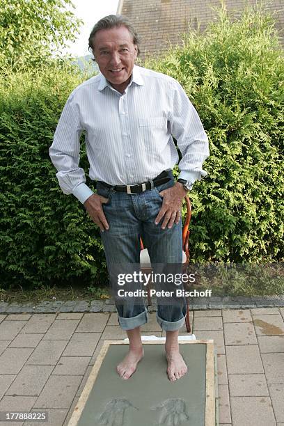 Karel Gott, Fußabdruck in Beton für "Walk of Fame" vor ORF-Musikshow "Starnacht am Wörthersee", Pörtschach am Wörthersee, Kärnten, ; sterreich,...