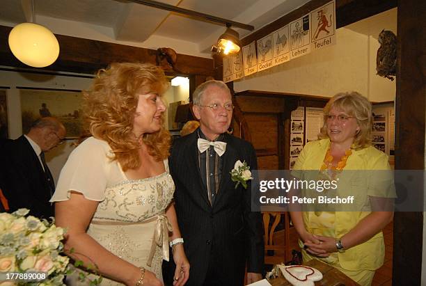 Bräutigam Gernot Endemann, Braut Sabine Endemann , Christiane Genz , hinten li. Dr. Ernst Schmidt , standesamtliche Trauung, Hochzeit, "Heimatmuseum...