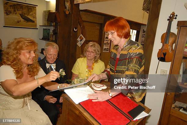 Bräutigam Gernot Endemann, Braut Sabine Endemann , Christiane Genz , deren Ehemann Andreas Genz , davor Lilo Kühne , Dr. Ernst Schmidt ,...