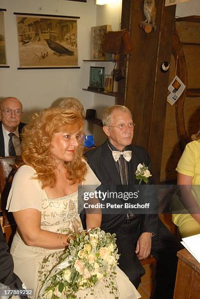 Bräutigam Gernot Endemann, Braut Sabine Endemann , dahinter Dr. Ernst Schmidt , standesamtliche Trauung, Hochzeit, "Heimatmuseum Seelze", bei...