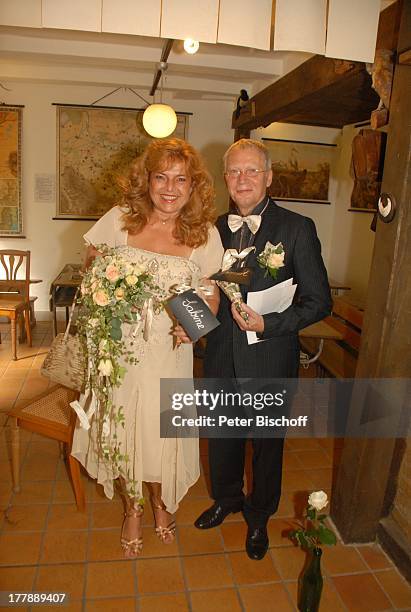 Bräutigam Gernot Endemann, Braut Sabine Endemann , nach standesamtlicher Trauung, Hochzeit, "Heimatmuseum Seelze", bei Hannover, Niedersachsen,...